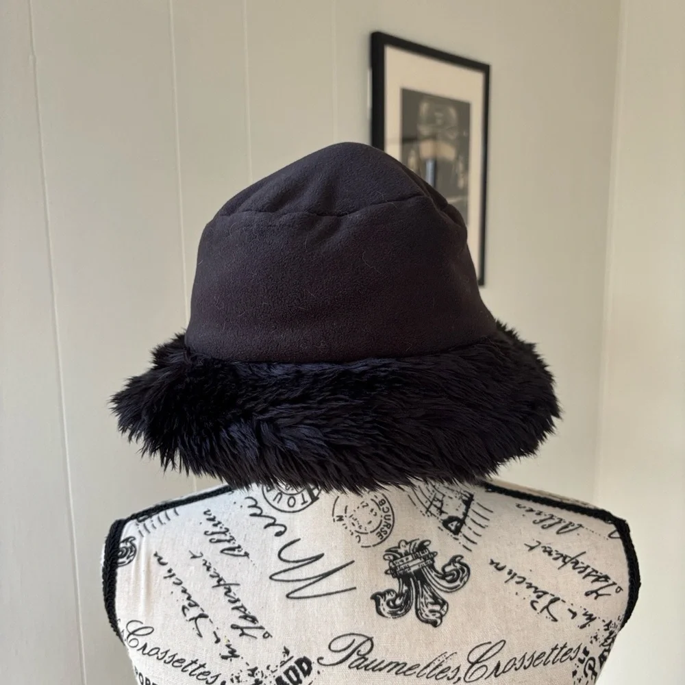 Chic Black Fleece Hat with Faux Fur Trim - Picture 3 of 4